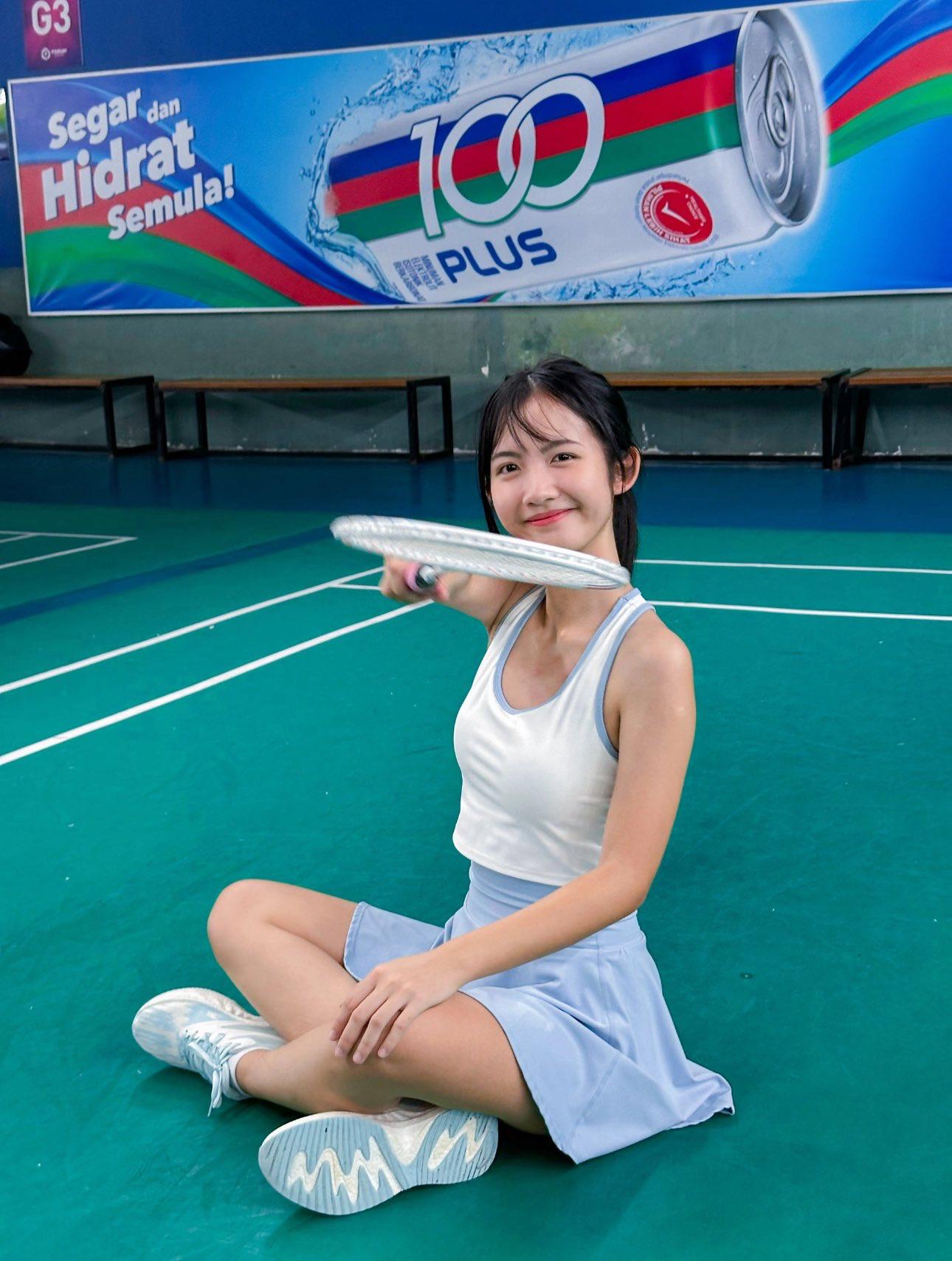 在大学女友寝室插穴，女友被日的哼哼唧唧的，说我插的好深。