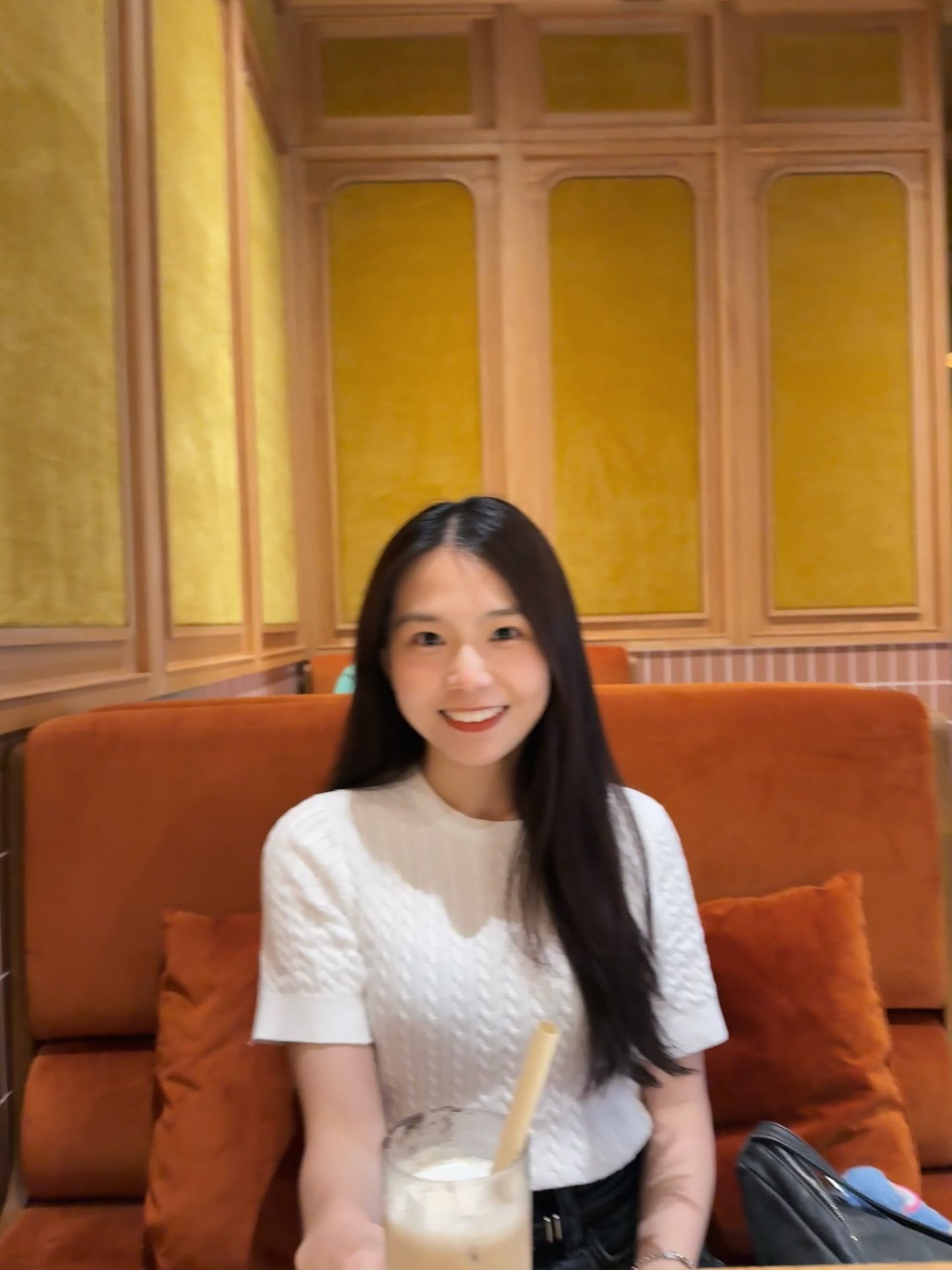 和大一女友做爱，肉体撞击声不断。