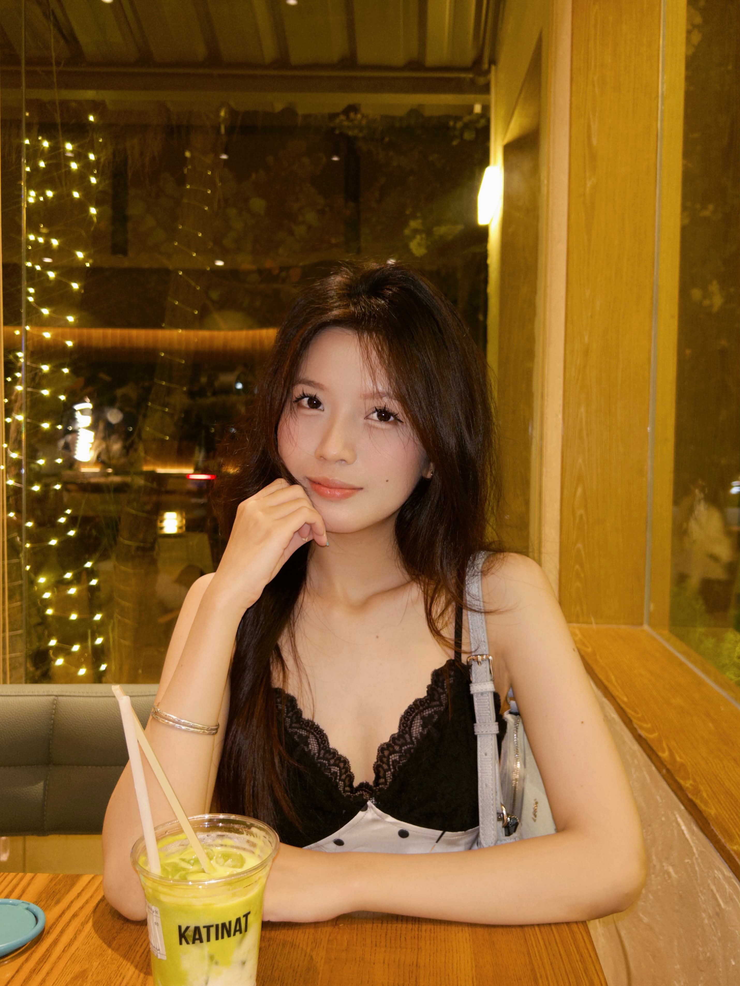 办公室操骚逼同事，说我比她老公操的深