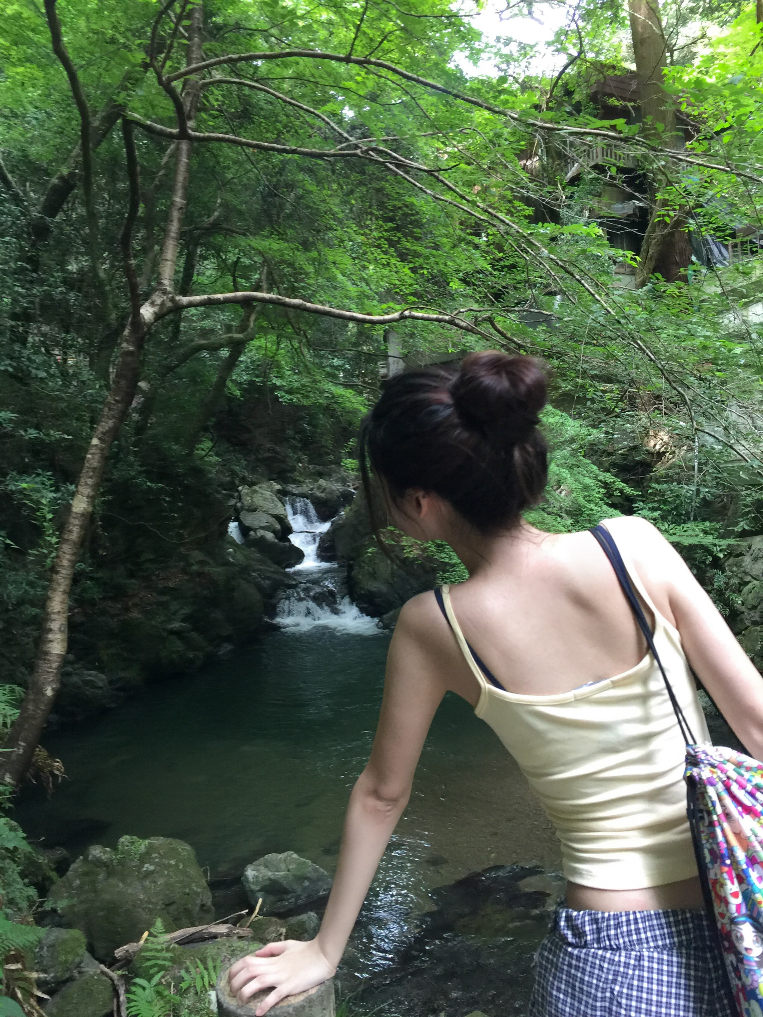 早上五点多醒了，坚硬的牛子直接插入老婆小穴，老婆一直舒服的呻吟。