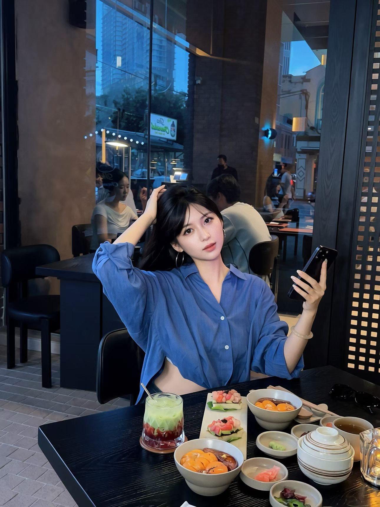 郑州万象城柜姐被大哥带到酒店狂凿，真是人美逼受罪。