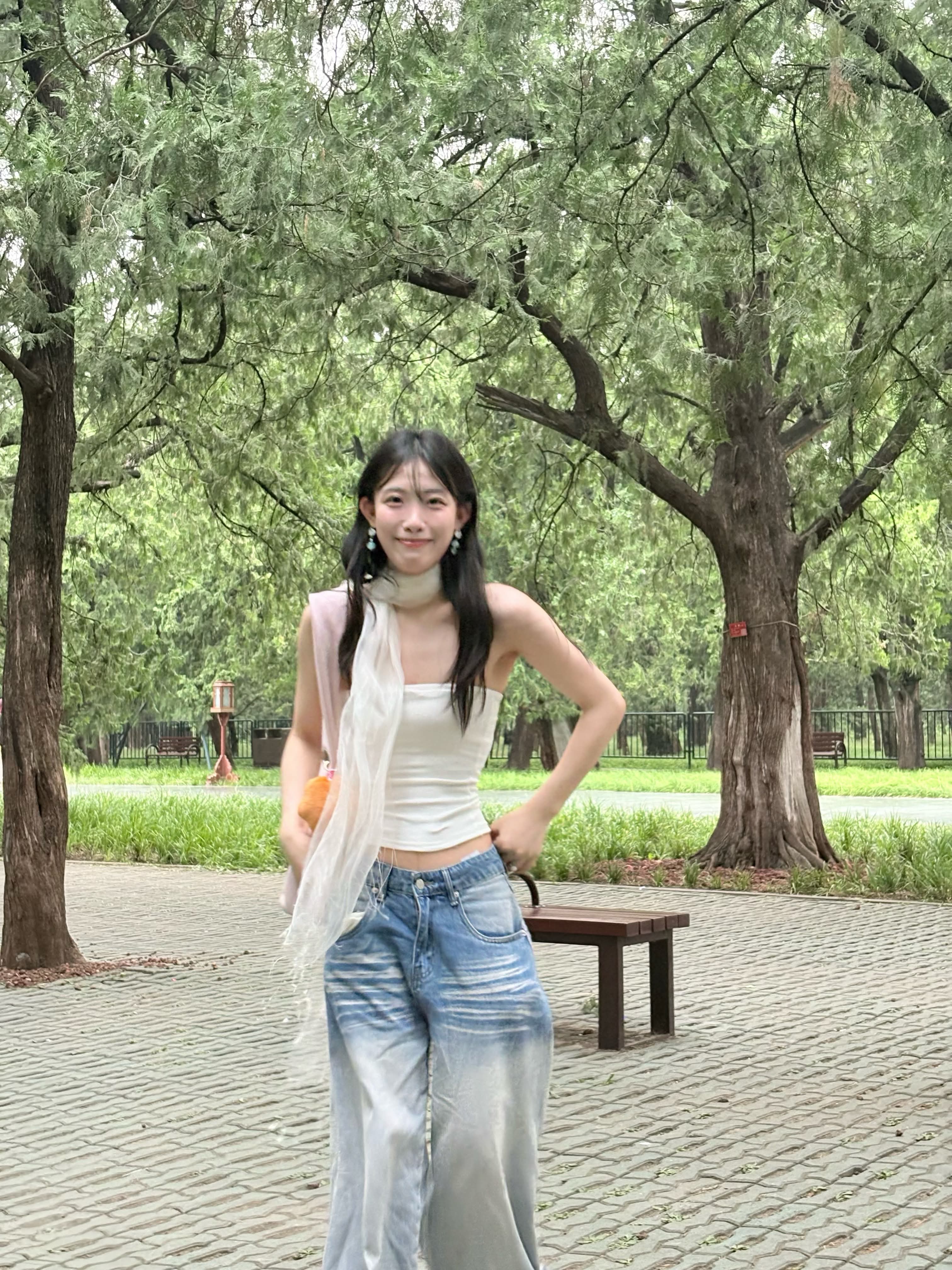 出租屋操女友，边操边打屁股