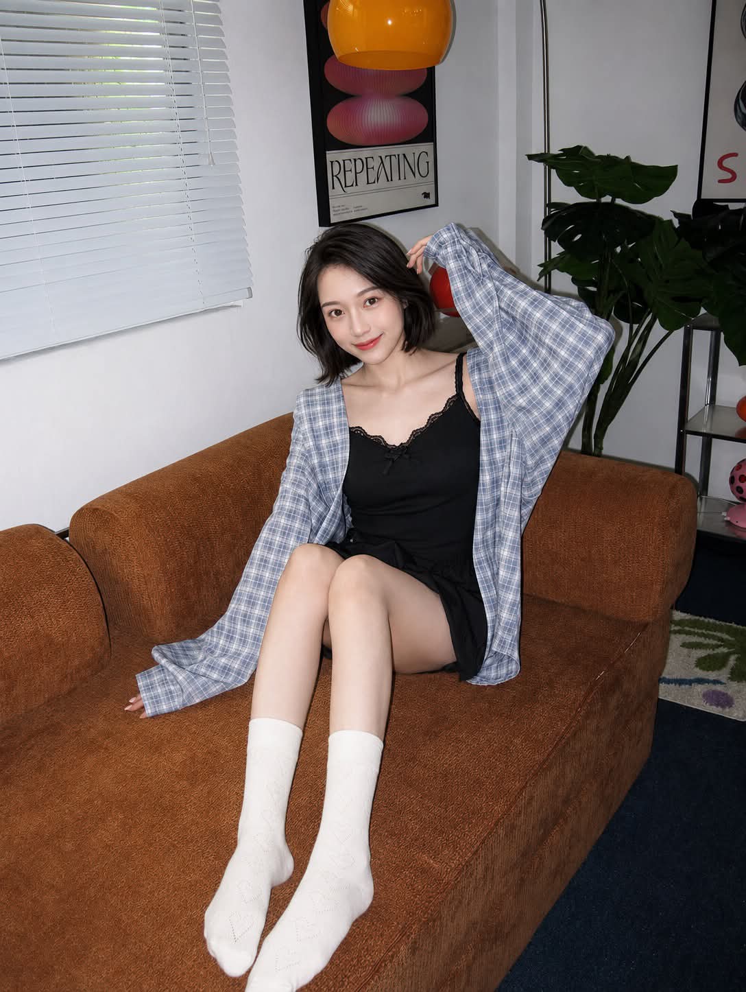 狂干骚逼女同事，恨不得把蛋都塞到逼里。