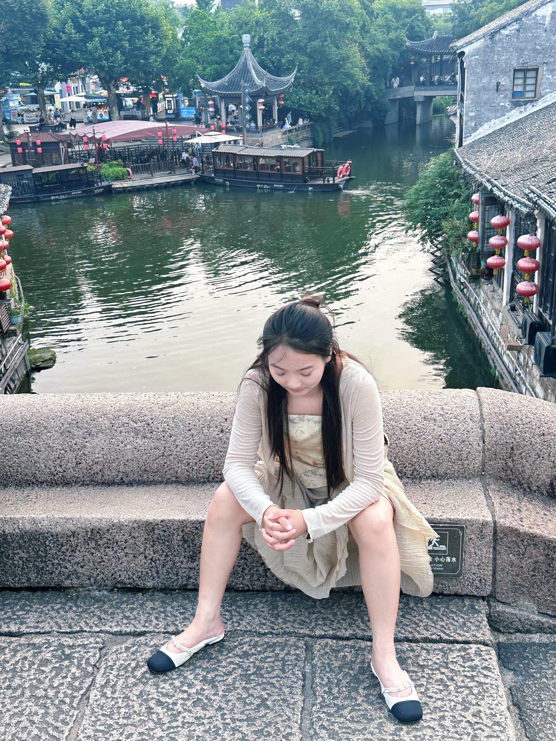 大力抽插老婆的小嫩穴，老婆被日的哎呀哎呀的淫叫。
