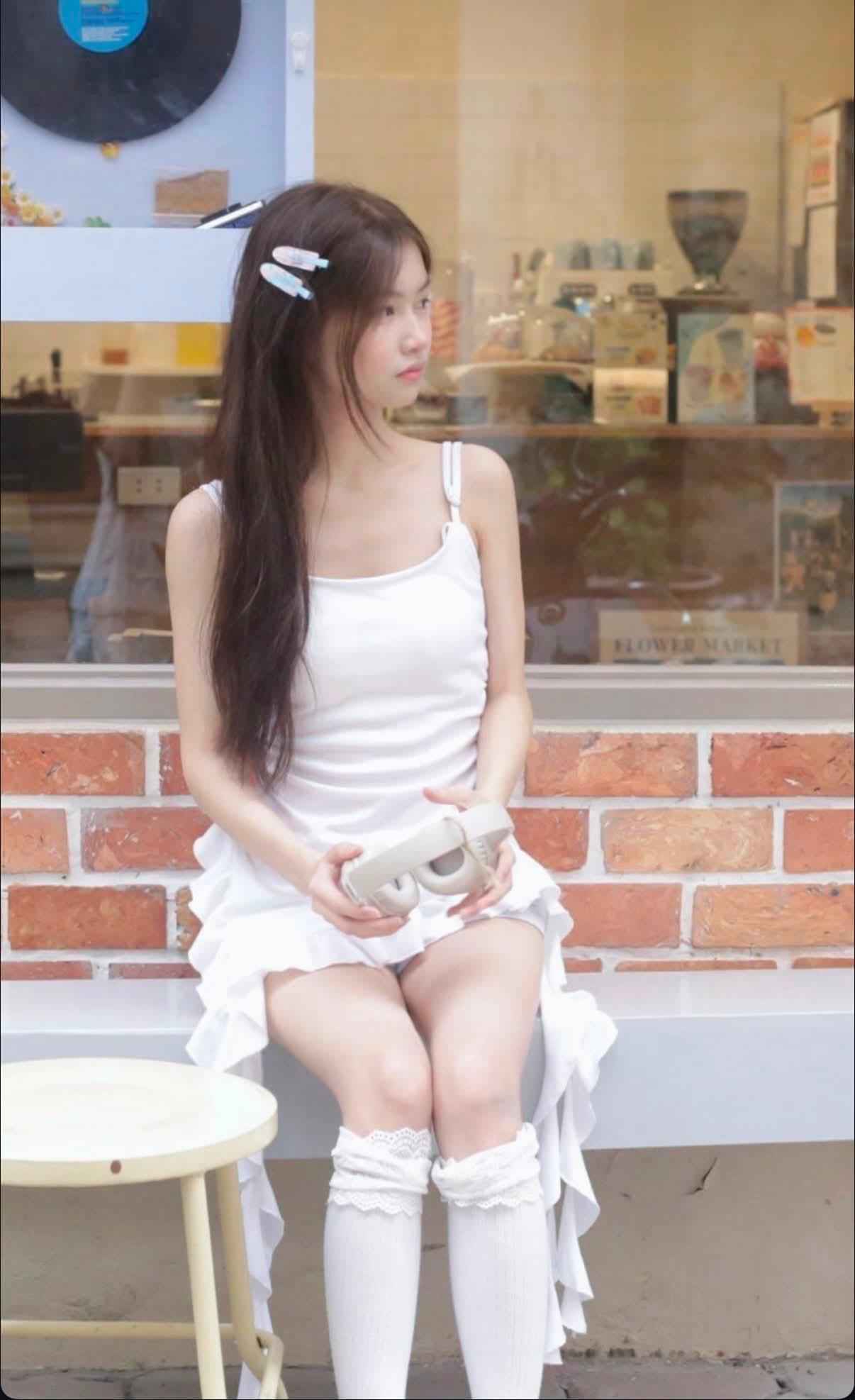 猛凿白嫩女友，都操出屁了。
