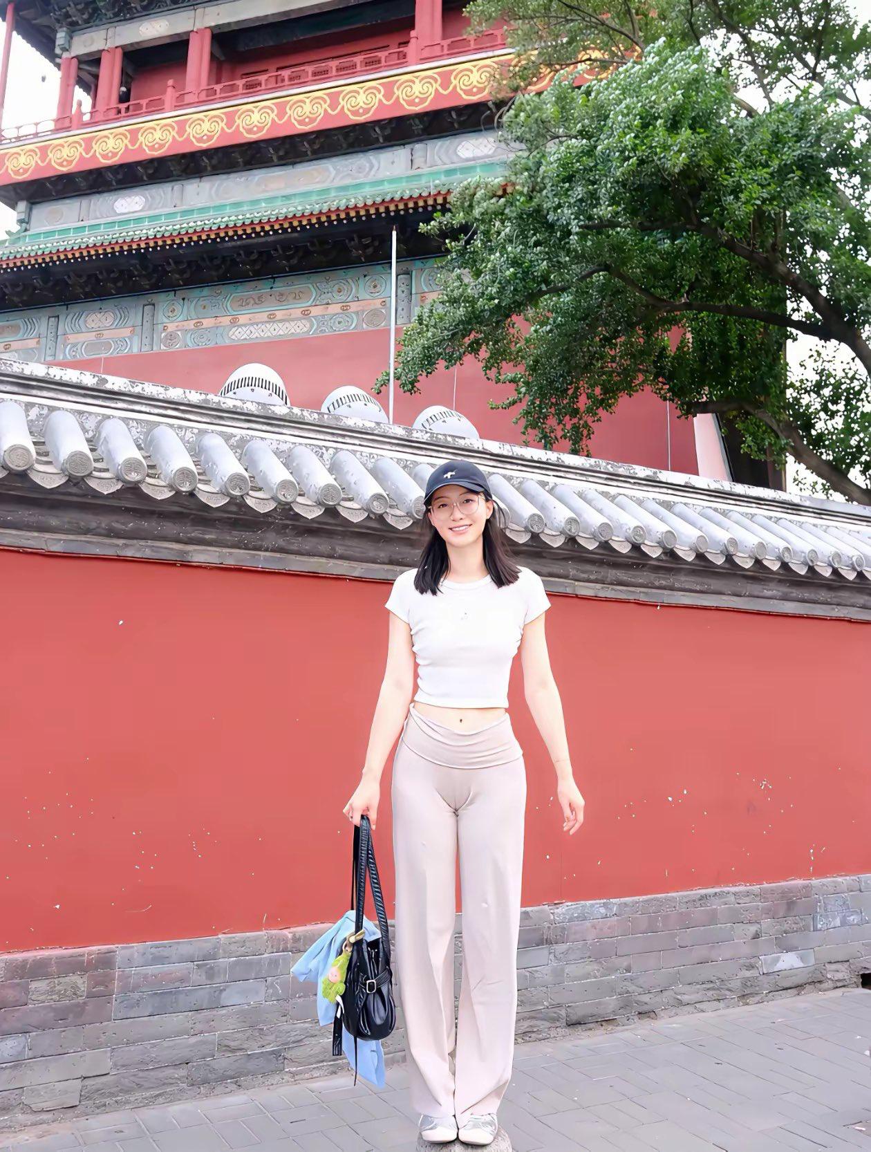 出差酒店隔壁偷录女同事被操