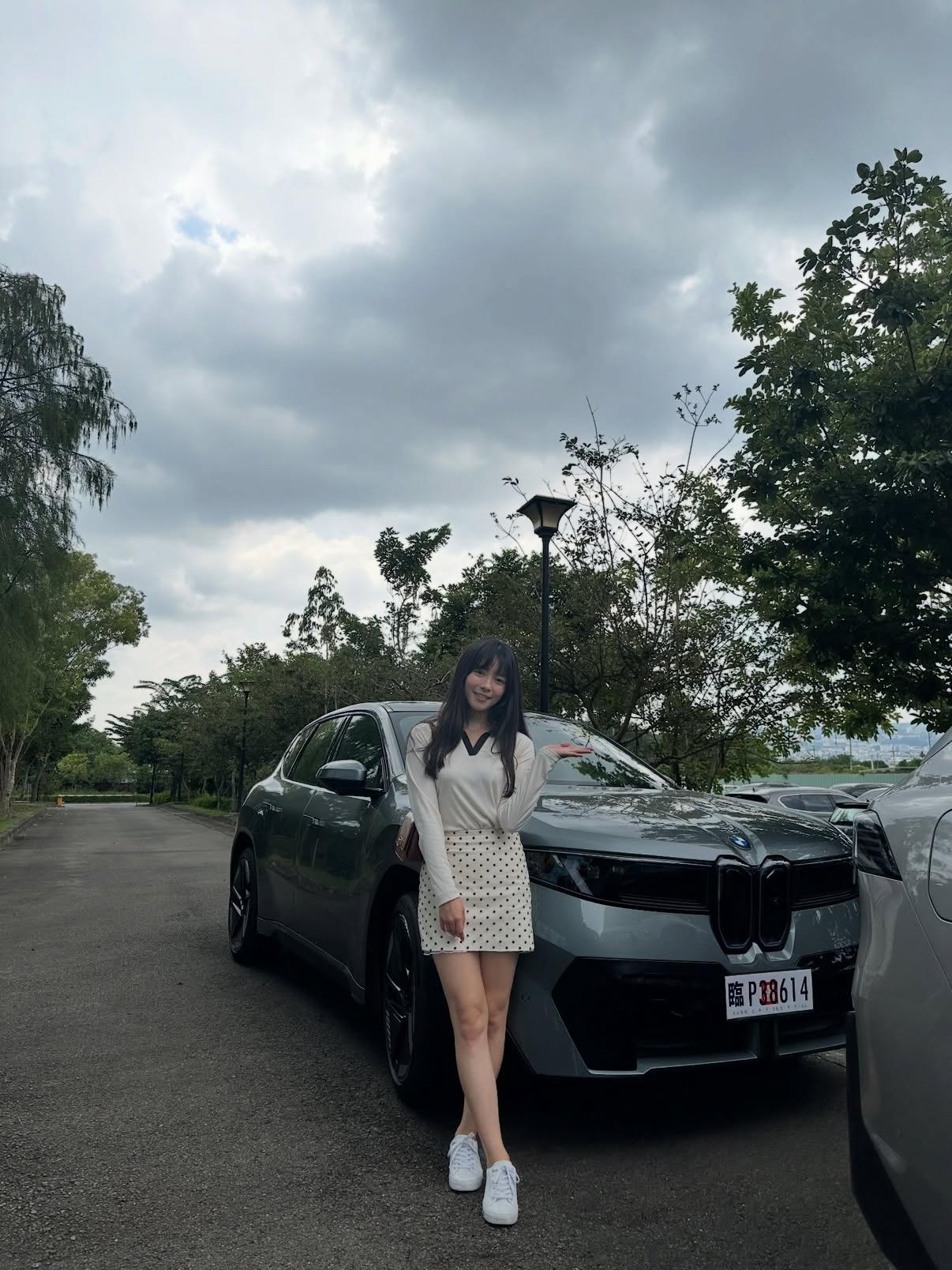 试驾已婚宝马女销售，被操的直叫爸爸，还和隔壁比赛叫床。