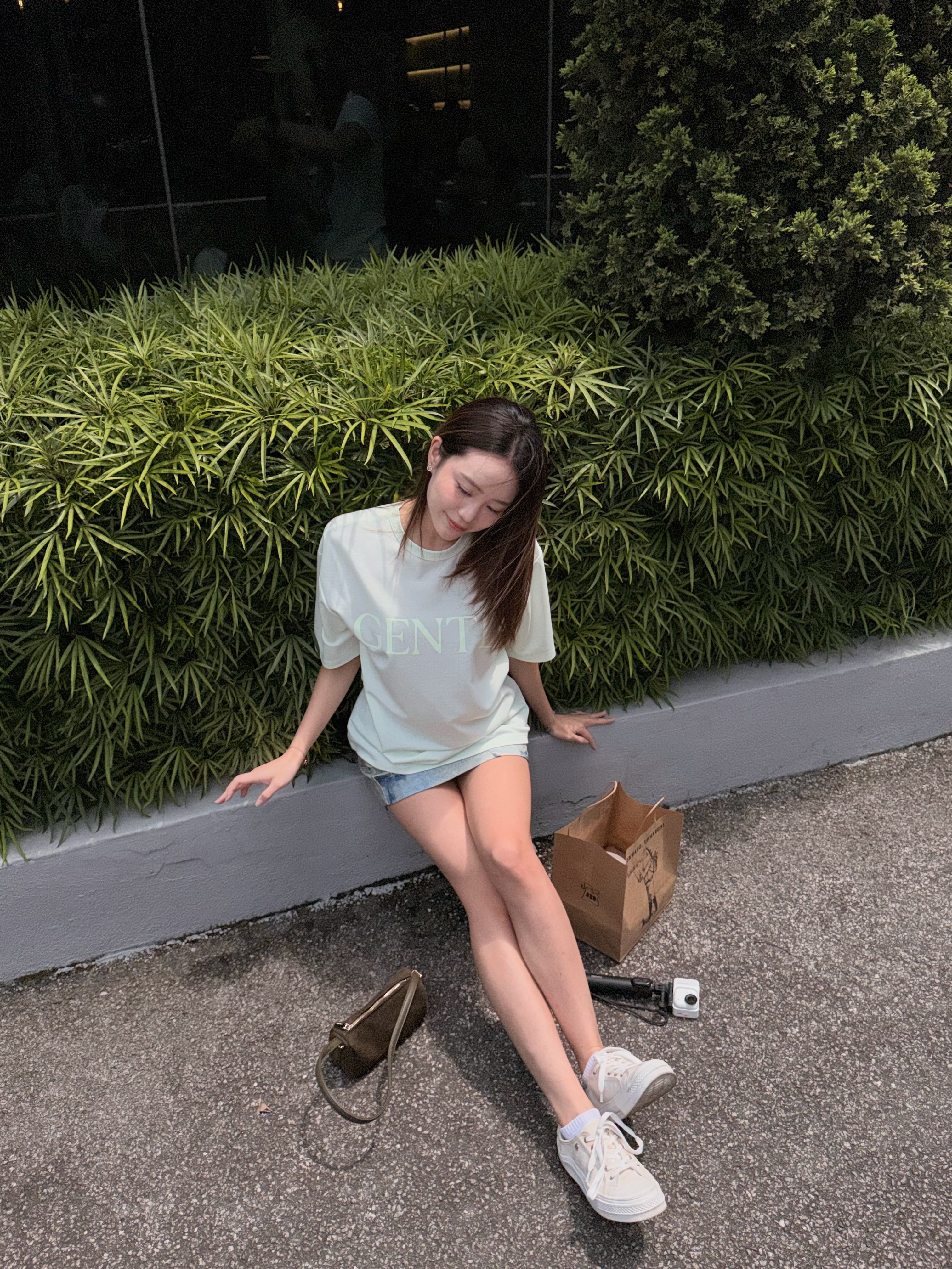 部门韩国团建，晚上听到隔壁经理日财务女同事。