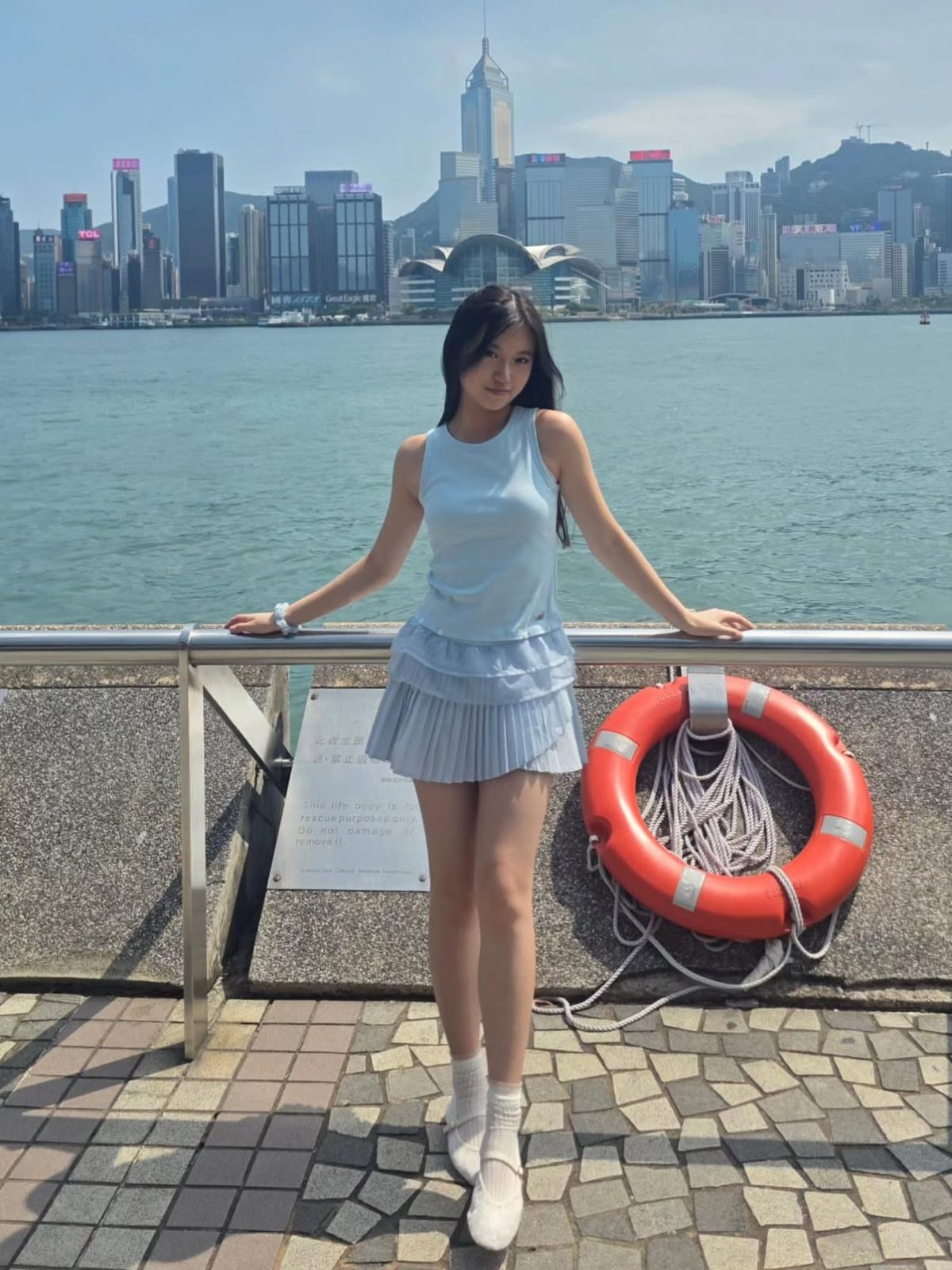 跳蛋玩弄清纯女大，边操边问各种淫荡问题。