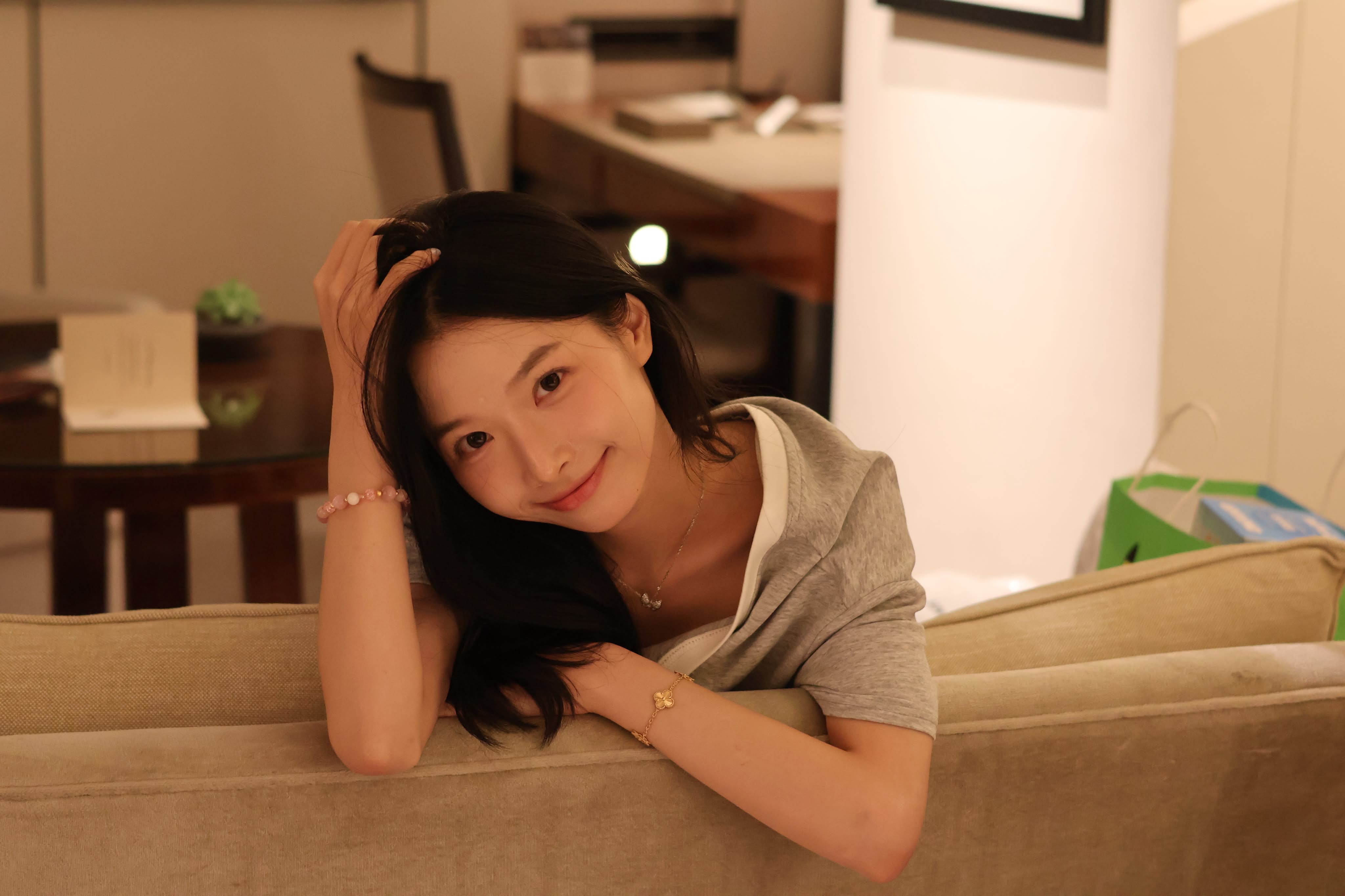开着门操老婆，叫床声挺大的被邻居发现。