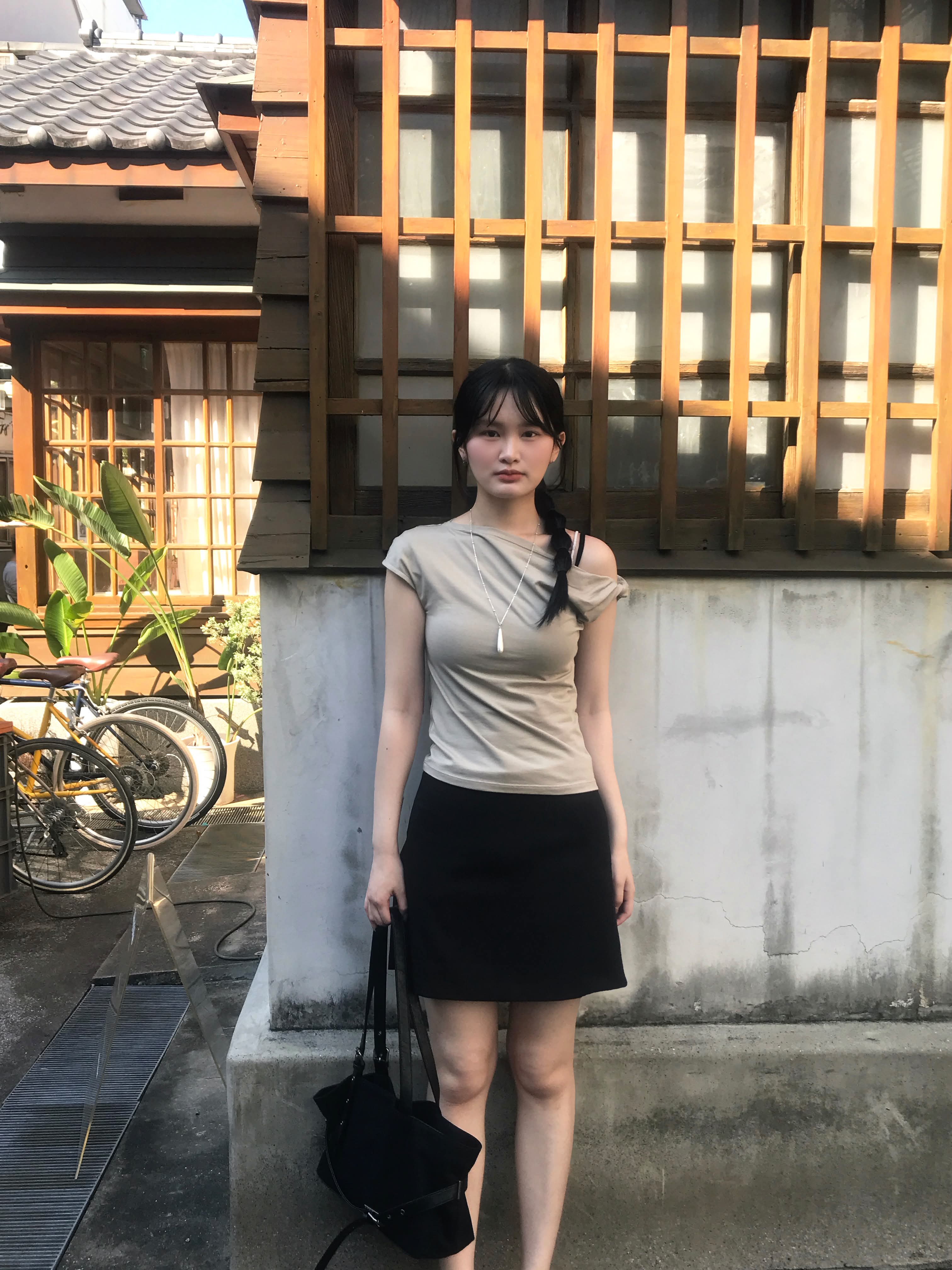 兄弟看我日她老婆硬的不行，最后射超多。