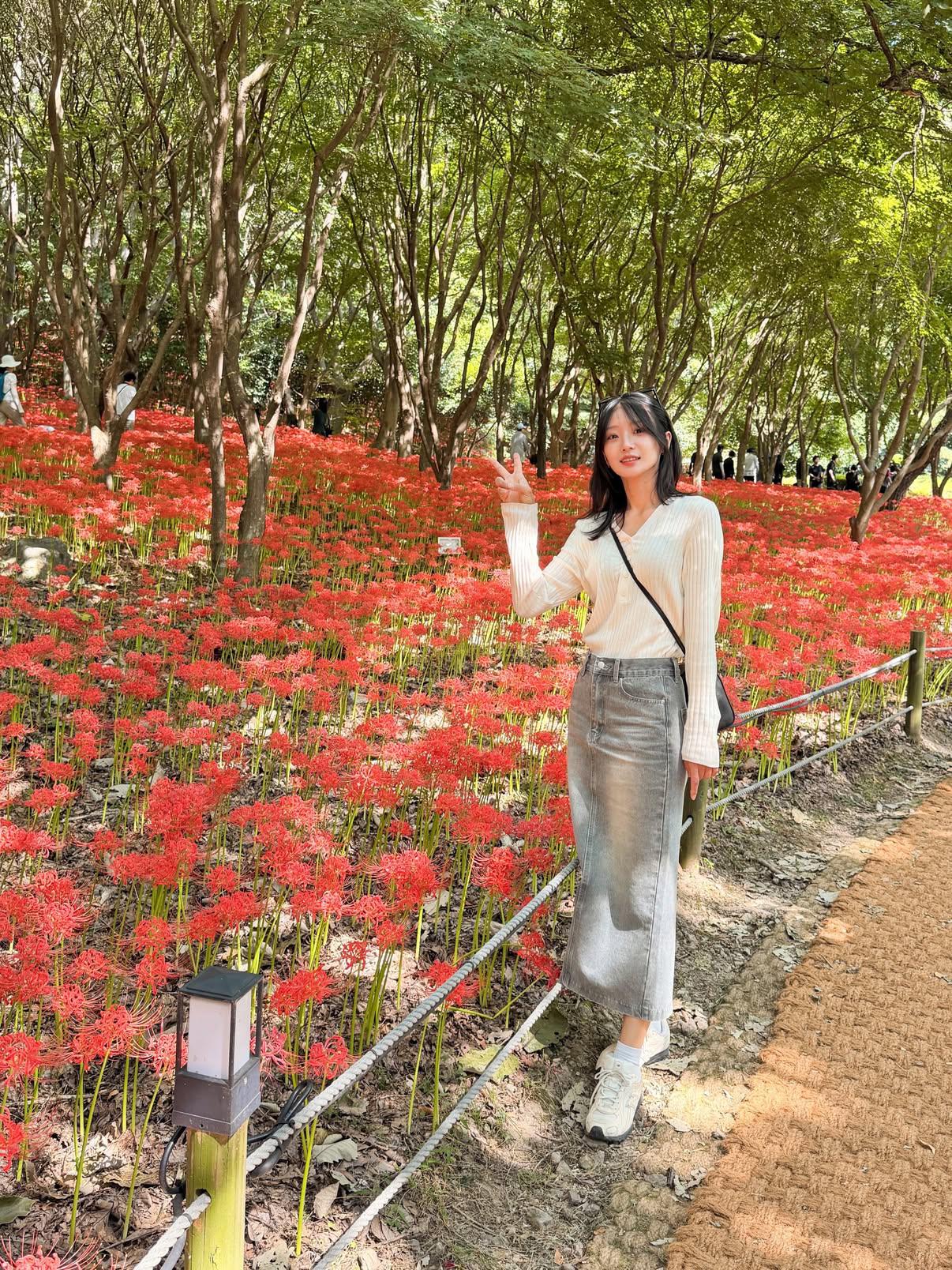 住在同事家，晚上听到同事操他老婆，怀疑是故意叫这么大声让我听的。