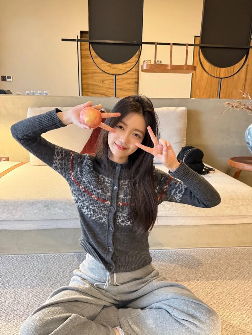 窗边暴力打桩乖巧女友