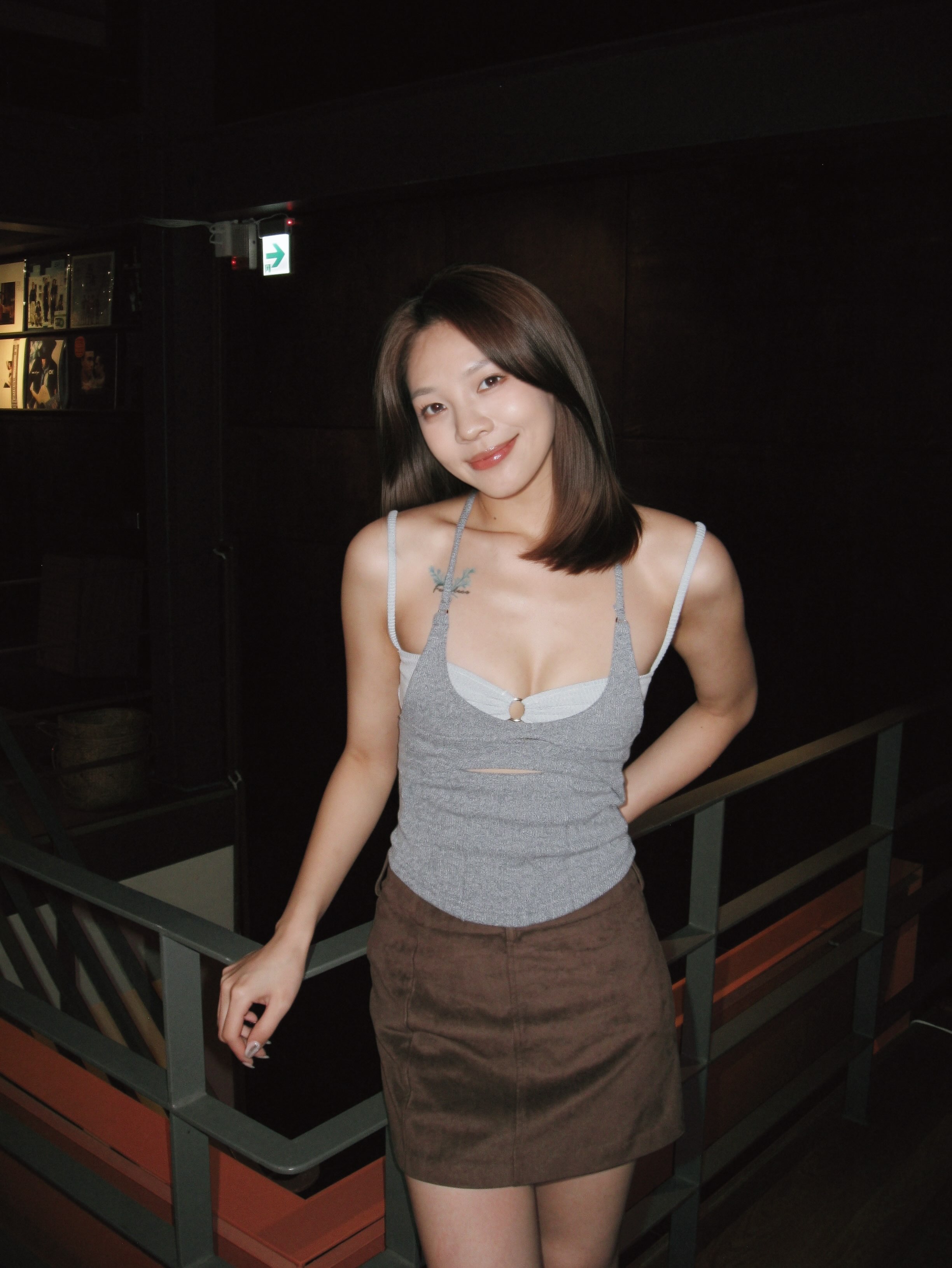 女友被我按在床上操