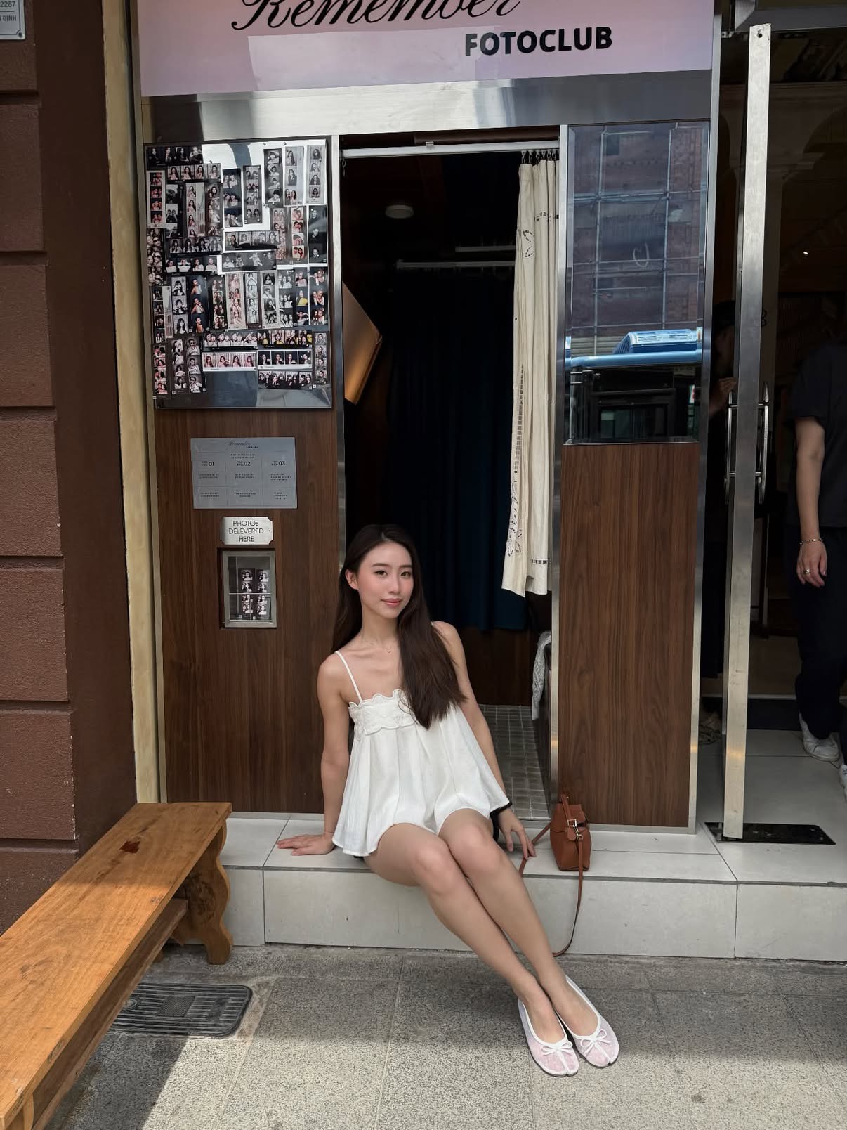 和老婆做爱，孩子在旁边老婆不敢叫，压抑的呻吟我鸡巴更粗了。
