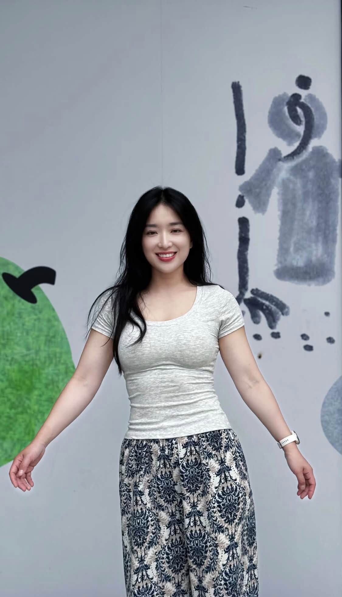 国庆住兄弟家，半夜偷录操逼，床都要操塌了，他老婆憋着不敢叫。