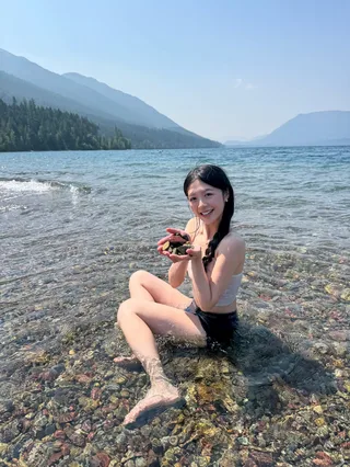 日吕梁小女友，有对白。