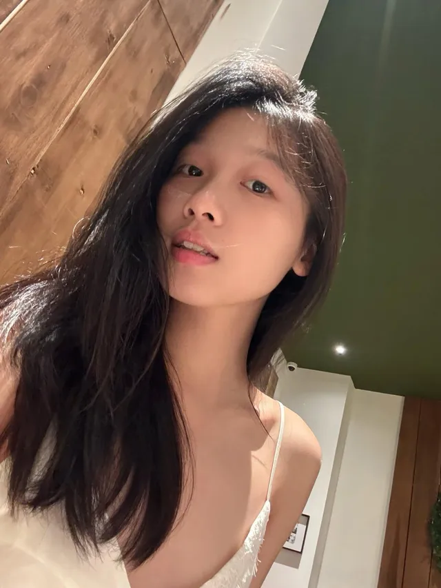 小情侣酒店开房日逼，女的一直问隔音怎么样，会不会被听见。