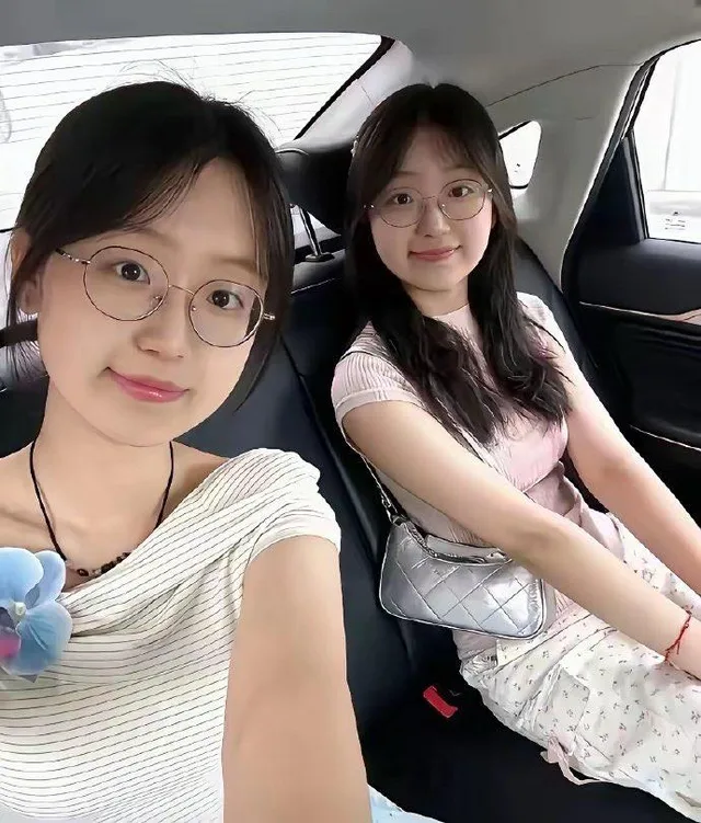 操小姨子，和老婆长得很像。