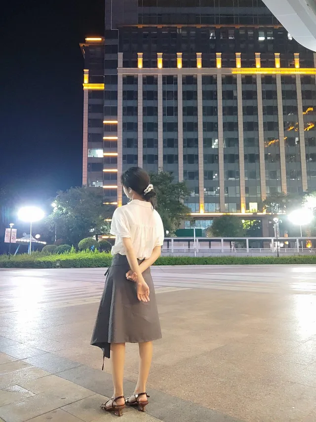 系主任酒店操刚毕业没多久的大学辅导员，被操的嗷嗷叫。