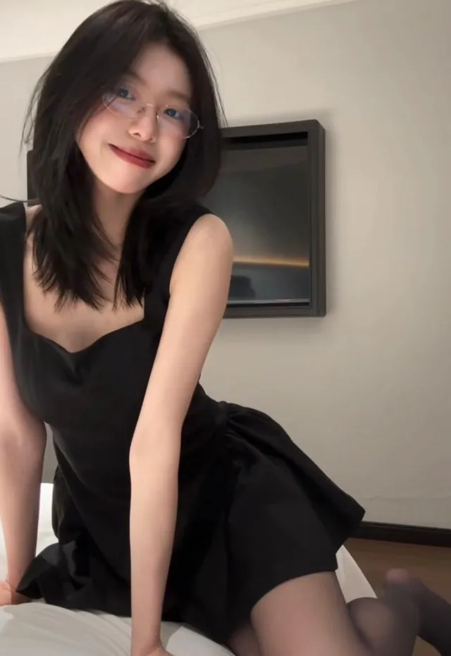 给学生补课，结果把她妈操的哇哇叫，叫床都被她闺女听到了。