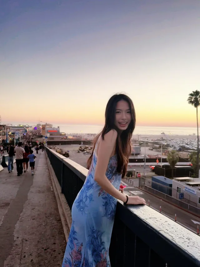 和研究生女友旅游干逼，从卫生间操到床上，老公叫个不停。