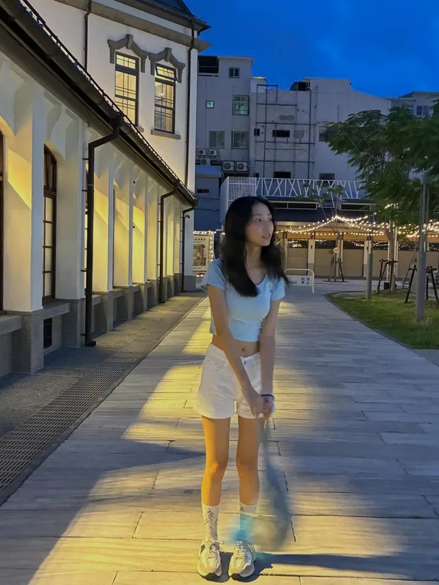 戴狼牙套操骚逼女友，女友说好大的鸡巴头，超淫荡对白。