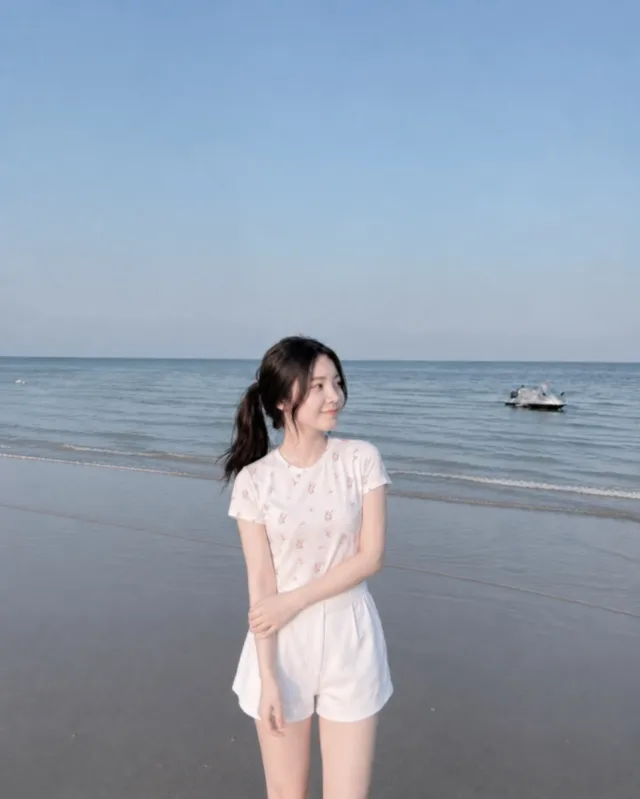 和白嫩女友的性爱录音，太爽了没忍住，插几下就内射了。