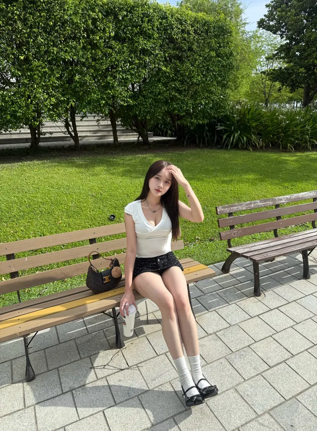周末大学附近小旅馆偷录大学生情侣操逼
