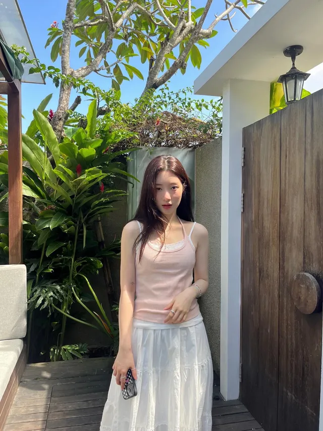 和长腿女友客厅做爱，被操的时候还问我喜不喜欢骚逼。