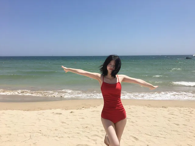 操女友，调教她说骚话，她说想找个大鸡巴帅哥一起操她。
