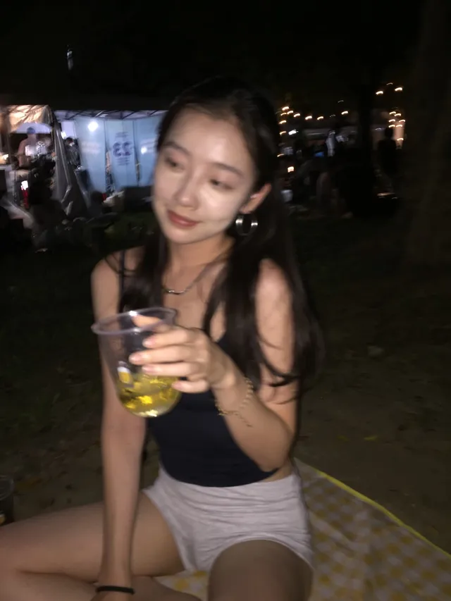 周末和女友开房做爱，小旅馆隔音不好，女友故意大声骚叫。