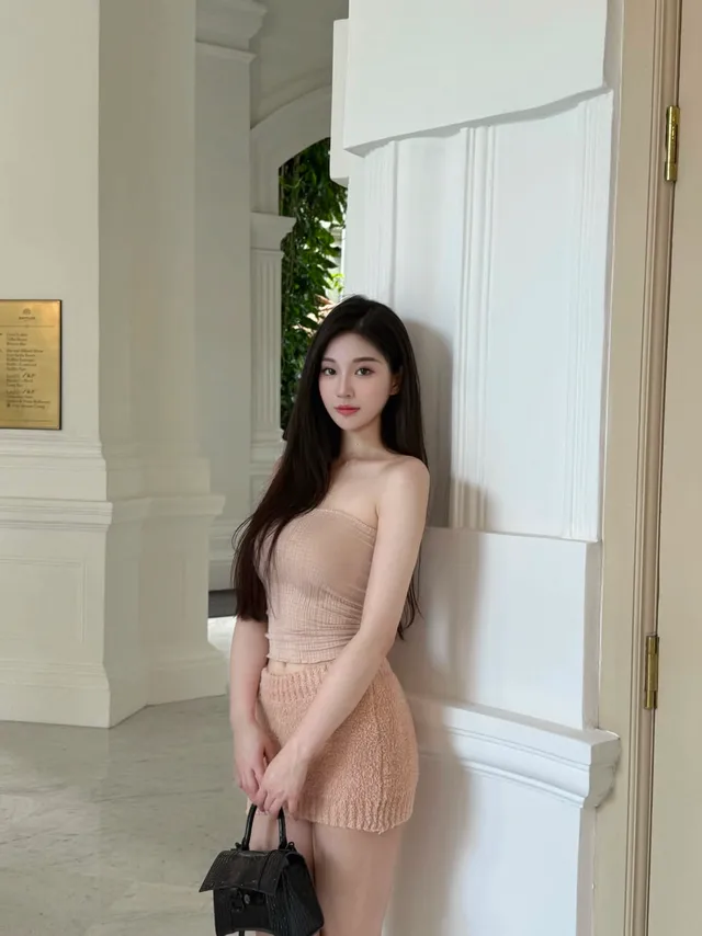 公司团建，晚上听到隔壁房间前台小妹被总监操的哇哇叫。