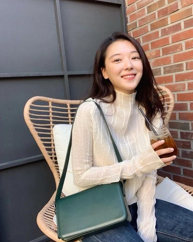 操骚逼少妇，问她我和她老公谁的鸡巴粗。
