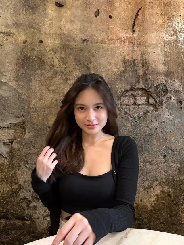 和少妇车库操逼，水多又会叫，骚的不行。