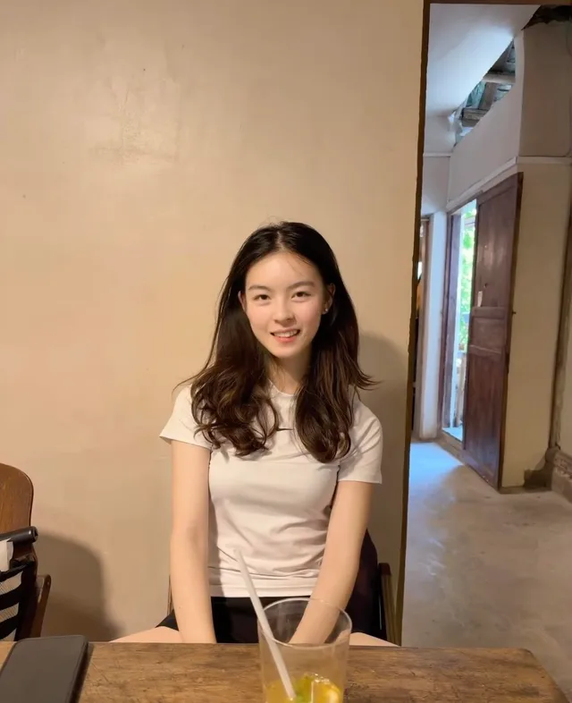 操郑州大卫城劳力士已婚柜姐，床上特别骚，怪不得业绩很好。