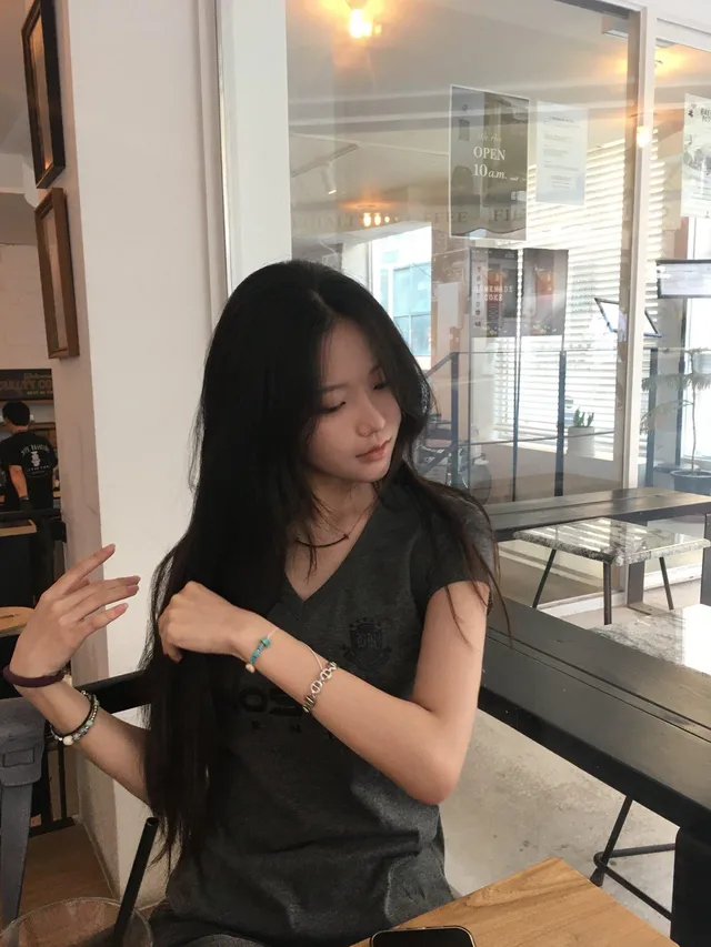 娇小女友叫床非常诱人，高潮了还叫爸爸。