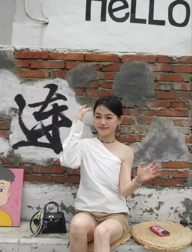 假鸡巴调教乖巧女友，全程骚话。
