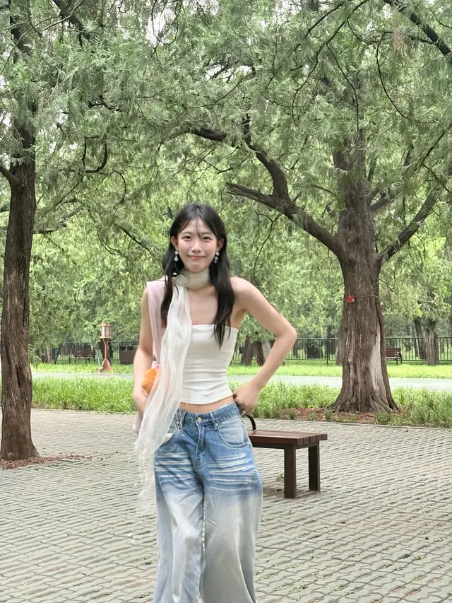 出租屋操女友，边操边打屁股