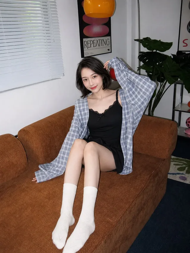 狂干骚逼女同事，恨不得把蛋都塞到逼里。