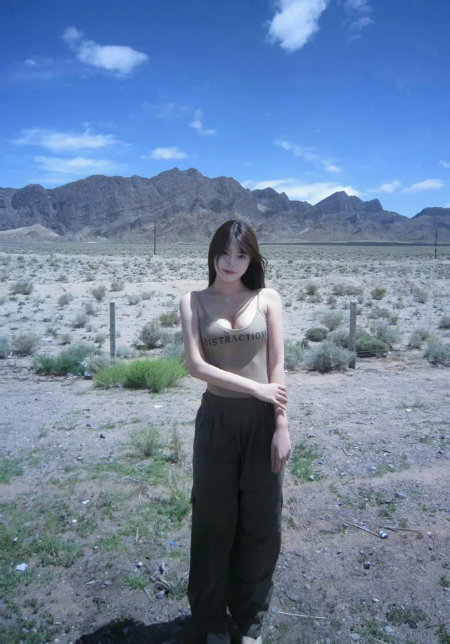 骚货女友边看自己的操逼视频边被后入