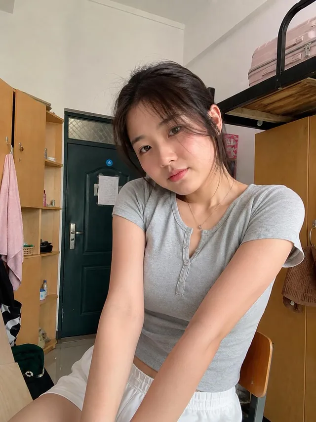 白天在出租屋猛操二十岁女友，叫床很骚。