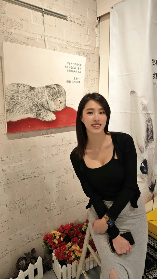 趁女同事老公出差，把女同事操的哇哇叫，淫语不停。