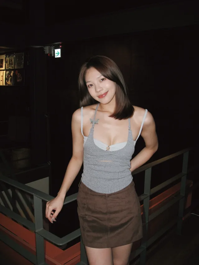 女友被我按在床上操