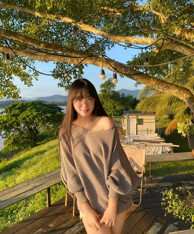 和老婆在卧室操逼，女儿在客厅看电视。
