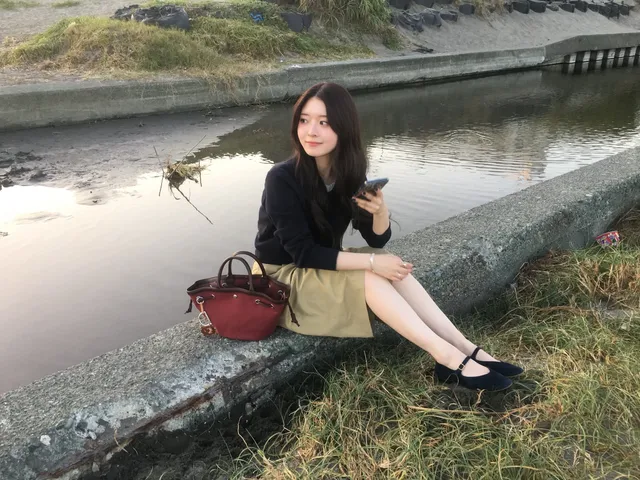 日乖巧女友，偷偷录下叫床声。